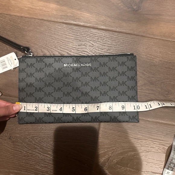 NWT Michael Kors Large Zip Clutch - Picture 9 of 9